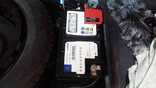 【台北】MERCEDES BENZ賓士 E-Class Sedan E200 K W211 2004年 原廠電瓶 德製VARTA華達 AGM 70AH 760A(EN) 更換 汽車電池 德製VARTA華達 AGM E39 70AH 760A(EN)