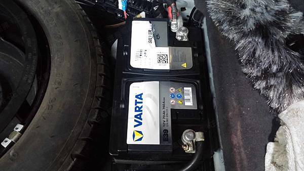 【台北】MERCEDES BENZ賓士 E-Class Sedan E200 K W211 2004年 原廠電瓶 德製VARTA華達 AGM 70AH 760A(EN) 更換 汽車電池 德製VARTA華達 AGM E39 70AH 760A(EN)