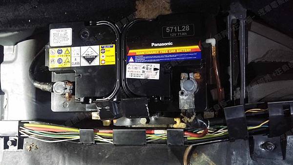 【台北】AUDI奧迪 100 1994年 原車電瓶 Panasonic國際 571L28 71AH 更換 汽車電池 台製GS統力 57114-MFZ 71AH 630A(EN) 【外出更換】