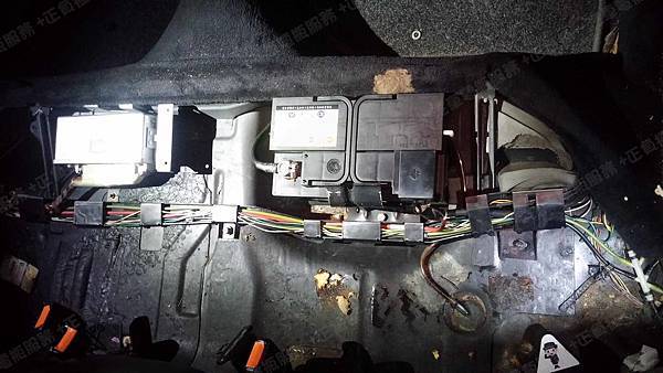 【台北】AUDI奧迪 100 1994年 原車電瓶 Panasonic國際 571L28 71AH 更換 汽車電池 台製GS統力 57114-MFZ 71AH 630A(EN) 【外出更換】