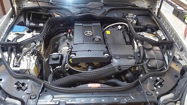 【台北】MERCEDES BENZ賓士 E-Class Sedan E200 K W211 2004年 SBC 輔助小電池 原廠電瓶 義大利製FIAMM非凡 12AH 170A(EN) 更換 汽車電池 德製VARTA華達 AGM YTX14-BS 12AH 200A(EN)