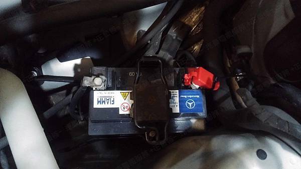 【台北】MERCEDES BENZ賓士 E-Class Sedan E200 K W211 2004年 SBC 輔助小電池 原廠電瓶 義大利製FIAMM非凡 12AH 170A(EN) 更換 汽車電池 德製VARTA華達 AGM YTX14-BS 12AH 200A(EN)