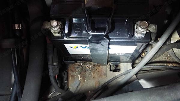 【台北】MERCEDES BENZ賓士 E-Class Sedan E200 K W211 2004年 SBC 輔助小電池 原廠電瓶 義大利製FIAMM非凡 12AH 170A(EN) 更換 汽車電池 德製VARTA華達 AGM YTX14-BS 12AH 200A(EN)