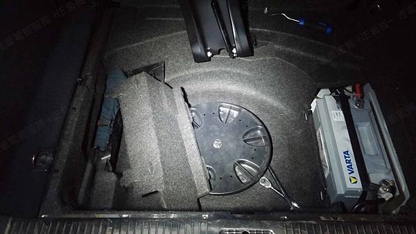 【台北】MERCEDES BENZ賓士 E-Class Estate E320 BRABUS S211 2003年 原車電瓶 韓製BOSCH博世 S5 DIN100 100AH 760A(EN) 更換 汽車電池 德國VARTA華達 德國廠 銀合金 H3 100AH 830A(EN) 【外出更換】