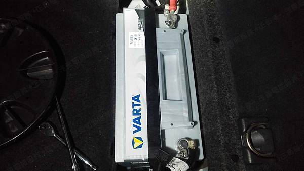 【台北】MERCEDES BENZ賓士 E-Class Estate E320 BRABUS S211 2003年 原車電瓶 韓製BOSCH博世 S5 DIN100 100AH 760A(EN) 更換 汽車電池 德國VARTA華達 德國廠 銀合金 H3 100AH 830A(EN) 【外出更換】