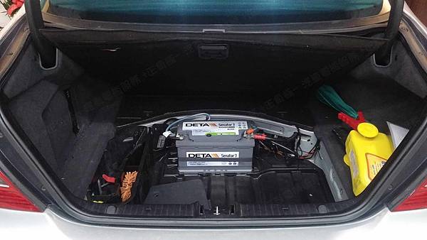 【台北】MERCEDES BENZ賓士 E-Class Sedan E240 W211 2003年 原車電瓶 DETA德大 DA1000 100AH 900A(EN) 更換 汽車電池 法製EXIDE埃克塞德 碳合金 EA1000 100AH 900A(EN)