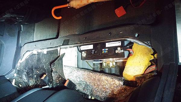 【台北】MERCEDES BENZ賓士 E-Class Sedan E240 W210 2000年 汽車電瓶 原廠 BENZ 100AH 760A(EN) 更換 德國VARTA華達 德國廠 銀合金 H3 100AH 830A(EN) 【外出更換】