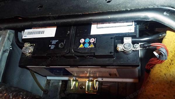 【台北】MERCEDES BENZ賓士 E-Class Sedan E240 W210 2000年 汽車電瓶 原廠 BENZ 100AH 760A(EN) 更換 德國VARTA華達 德國廠 銀合金 H3 100AH 830A(EN) 【外出更換】