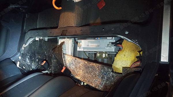 【台北】MERCEDES BENZ賓士 E-Class Sedan E240 W210 2000年 汽車電瓶 原廠 BENZ 100AH 760A(EN) 更換 德國VARTA華達 德國廠 銀合金 H3 100AH 830A(EN) 【外出更換】