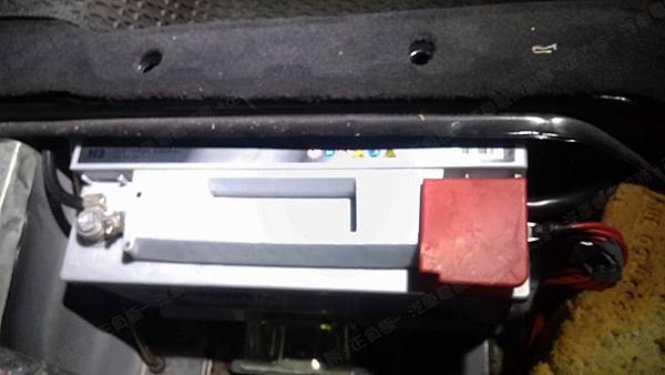 【台北】MERCEDES BENZ賓士 E-Class Sedan E240 W210 2000年 汽車電瓶 原廠 BENZ 100AH 760A(EN) 更換 德國VARTA華達 德國廠 銀合金 H3 100AH 830A(EN) 【外出更換】