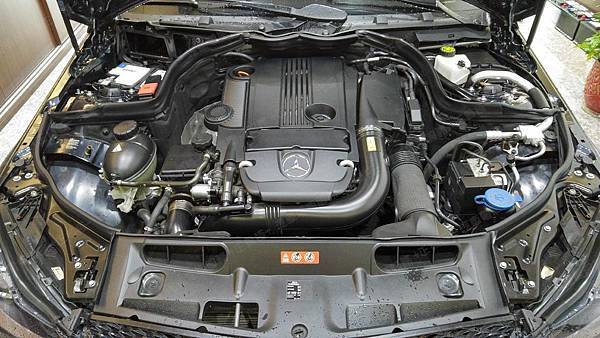 【台北】MERCEDES BENZ賓士 C-Class Estate C200 AMG S204 2011年 汽車電瓶 原廠 德製VARTA華達 AGM 80AH 800A(EN) 更換 德國VARTA華達 德國廠 AGM F21 80AH 800A(EN)