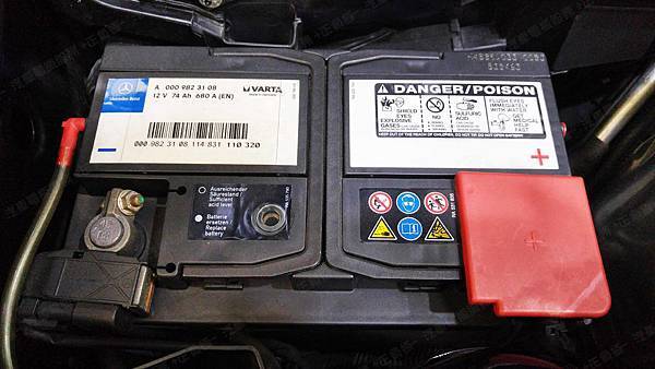【台北】MERCEDES BENZ賓士 C-Class Estate C200 K S204 2008年 汽車電瓶 原廠 德製VARTA華達 74AH 680A(EN) 更換 德國VARTA華達 德國廠 銀合金 E38 74AH 750A(EN)