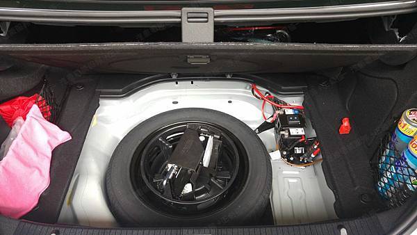 【台北】MERCEDES BENZ賓士 E-Class Sedan E200 AMG W212 2014年 Auxiliary battery輔助小電池 原廠 泰製3K BATTERY AGM 12AH 200A(EN) 更換 日製BOSCH博世 AGM BLA-12 12AH 170A(EN) 有排氣孔設計