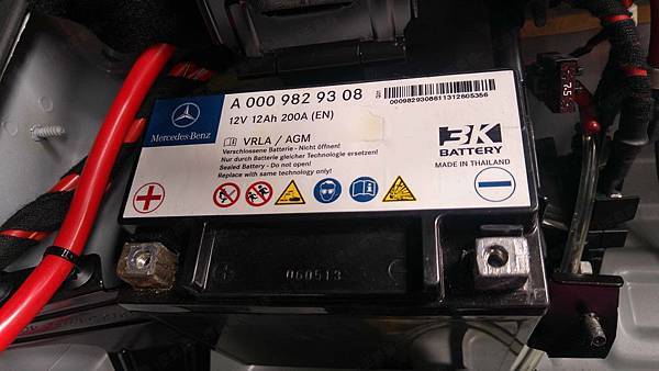 【台北】MERCEDES BENZ賓士 E-Class Sedan E200 AMG W212 2014年 Auxiliary battery輔助小電池 原廠 泰製3K BATTERY AGM 12AH 200A(EN) 更換 日製BOSCH博世 AGM BLA-12 12AH 170A(EN) 有排氣孔設計