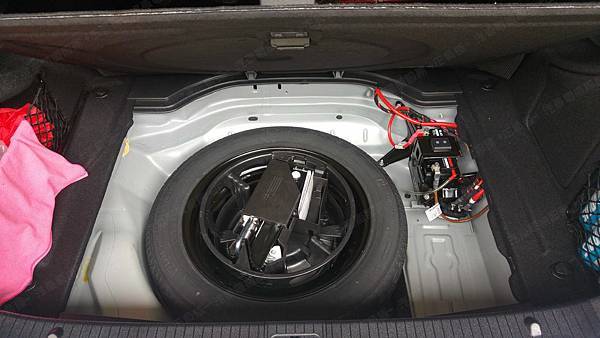 【台北】MERCEDES BENZ賓士 E-Class Sedan E200 AMG W212 2014年 Auxiliary battery輔助小電池 原廠 泰製3K BATTERY AGM 12AH 200A(EN) 更換 日製BOSCH博世 AGM BLA-12 12AH 170A(EN) 有排氣孔設計