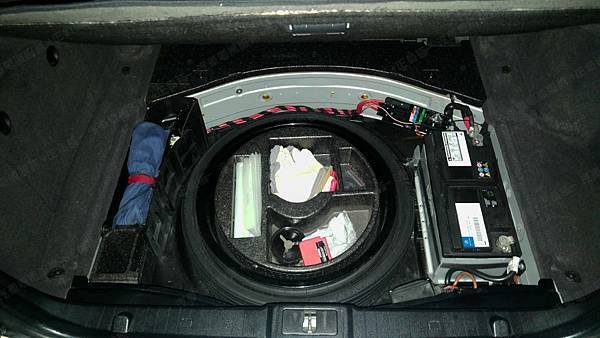 【台北】MERCEDES BENZ賓士 E-Class E55 AMG W211 2004年 汽車電瓶 原廠 BENZ 100AH 760A(EN) 更換 德國VARTA華達 德國廠 銀合金 H3 100AH 830A(EN) 【外出更換】