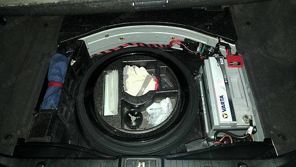 【台北】MERCEDES BENZ賓士 E-Class E55 AMG W211 2004年 汽車電瓶 原廠 BENZ 100AH 760A(EN) 更換 德國VARTA華達 德國廠 銀合金 H3 100AH 830A(EN) 【外出更換】