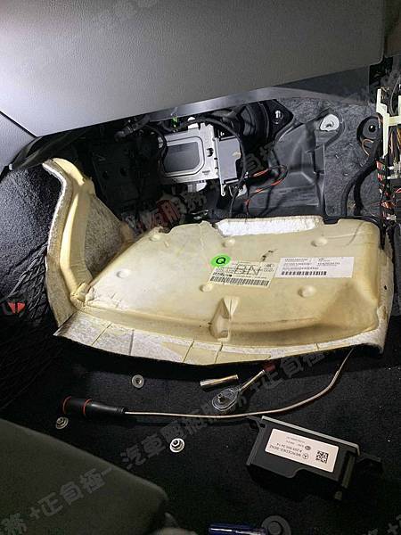 【台北】MERCEDES BENZ賓士 GLC-Class GLC250 4MATIC X253 2016年 Auxiliary battery輔助電瓶(變壓器、電容器) 更換紀錄