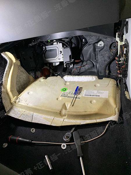 【台北】MERCEDES BENZ賓士 GLC-Class GLC250 4MATIC X253 2016年 Auxiliary battery輔助電瓶(變壓器、電容器) 更換紀錄