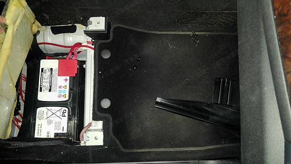 【台北】MERCEDES BENZ賓士 R-Class R350 CDI 柴油版 W251 2012年 汽車電瓶 原廠 BENZ AGM 95AH 850A(EN) 更換 法製EXIDE埃克塞德 AGM EK950 95AH 850A(EN)