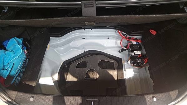 【台北】MERCEDES BENZ賓士 E-Class Sedan E250 AMG W212 2014年 Auxiliary battery輔助小電池 原廠 泰製3K BATTERY AGM 12AH 200A(EN) 更換 日製BOSCH博世 AGM BLA-12 12AH 170A(EN) 有排氣孔設計