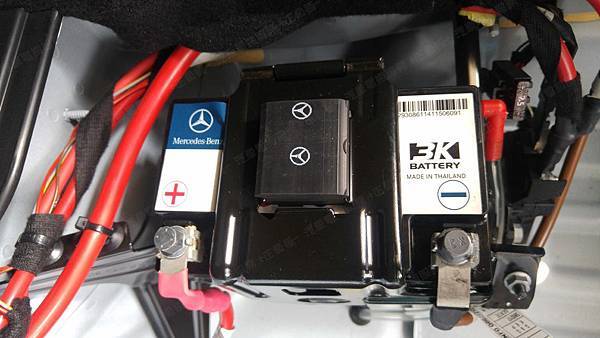 【台北】MERCEDES BENZ賓士 E-Class Sedan E250 AMG W212 2014年 Auxiliary battery輔助小電池 原廠 泰製3K BATTERY AGM 12AH 200A(EN) 更換 日製BOSCH博世 AGM BLA-12 12AH 170A(EN) 有排氣孔設計
