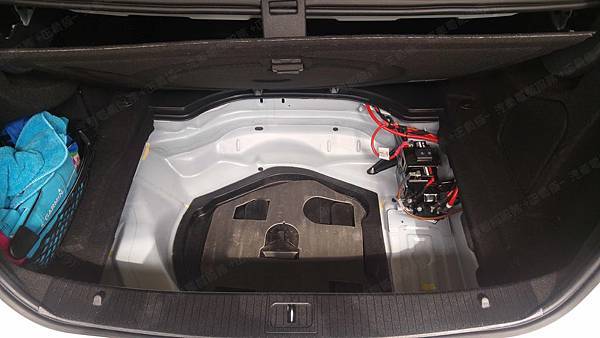 【台北】MERCEDES BENZ賓士 E-Class Sedan E250 AMG W212 2014年 Auxiliary battery輔助小電池 原廠 泰製3K BATTERY AGM 12AH 200A(EN) 更換 日製BOSCH博世 AGM BLA-12 12AH 170A(EN) 有排氣孔設計