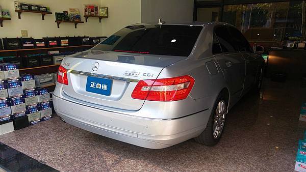 【台北】MERCEDES BENZ賓士 E-Class Sedan E200 CGI W212 2011年 汽車電瓶 原廠 德製VARTA華達 AGM 80AH 800A(EN) 更換 德國VARTA華達 德國廠 AGM F21 80AH 800A(EN)