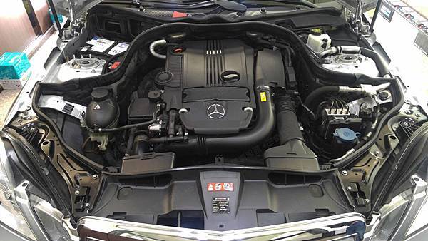 【台北】MERCEDES BENZ賓士 E-Class Sedan E200 CGI W212 2011年 汽車電瓶 原廠 德製VARTA華達 AGM 80AH 800A(EN) 更換 德國VARTA華達 德國廠 AGM F21 80AH 800A(EN)