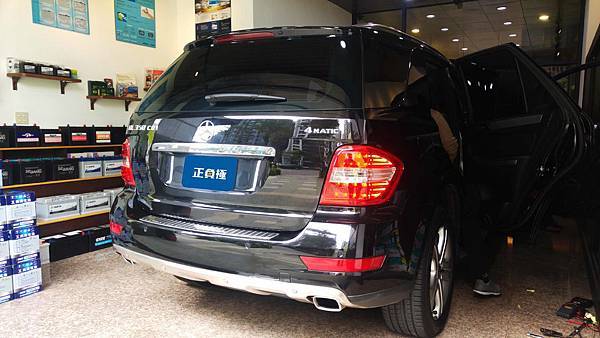 【台北】MERCEDES BENZ賓士 M-Class ML350 CDI 柴油版 W164 2010年 汽車電瓶 原廠 德製VARTA華達 AGM 95AH 850A(EN) 更換 法製EXIDE埃克塞德 AGM EK950 95AH 850A(EN)