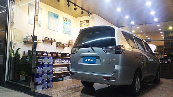 台北 Mitsubishi三菱zinger 2 4 14年汽車電瓶原廠台製yuasa湯淺55d23l Mf 加水式60ah 356a 更換韓製sebang世邦75d23l 65ah 580a 正負極 汽車電瓶服務