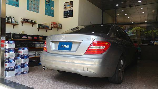 【台北】MERCEDES BENZ賓士 C-Class Sedan C220 CDI 柴油版 W204 2012年 汽車電瓶 原廠 德製VARTA華達 AGM 80AH 800A(EN) 更換 德國VARTA華達 德國廠 AGM F21 80AH 800A(EN)