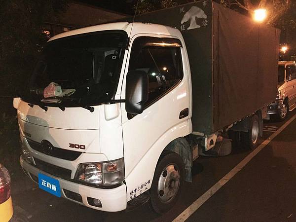 【台北】HINO日野 300 3.49噸 柴油 商用貨卡車 2015年 汽車電瓶 原廠 台製GS統力 55D23L-MF 60AH 356A 加水式 更換 韓製SEBANG世邦 75D23L 65AH 580A 兩顆並聯 【到府安裝】