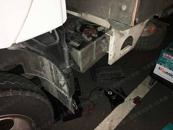 【台北】HINO日野 300 3.49噸 柴油 商用貨卡車 2015年 汽車電瓶 原廠 台製GS統力 55D23L-MF 60AH 356A 加水式 更換 韓製SEBANG世邦 75D23L 65AH 580A 兩顆並聯 【到府安裝】