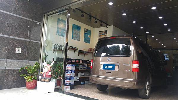 【台北】VOLKSWAGEN福斯 CADDY MAXI 2.0 TDI 柴油版 2013年 汽車電瓶 原廠 EXIDE埃克塞德 61AH 540A(EN) 更換 德國VARTA華達 德國廠 銀合金 E38 74AH 750A(EN) ※加購電瓶外盒