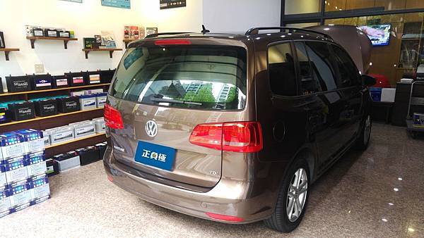 【台北】VOLKSWAGEN福斯 TOURAN 1.6 TDI 柴油版 2014年 汽車電瓶 原廠 EXIDE埃克塞德 61AH 540A(EN) 更換 德國VARTA華達 德國廠 EFB E45 70AH 650A(EN) ※加購福斯電瓶外盒