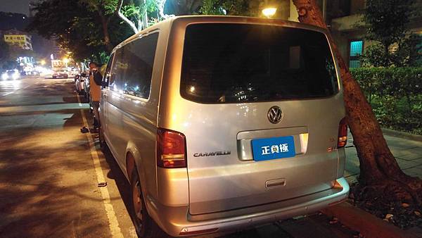 【台北】VOLKSWAGEN福斯 T5 Caravelle 2.0 TDI 柴油版 2014年 汽車電瓶 原廠 德製VARTA華達 85AH 760A(EN) 更換 德國VARTA華達 德國廠 銀合金 F18 85AH 800A(EN) 【到府安裝】