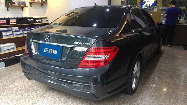 【台北】MERCEDES BENZ賓士 C-Class Sedan C200 W204 2013年 Auxiliary battery輔助小電池 原廠 義大利製FIAMM非凡 AGM 12AH 200A(EN) 更換 德製VARTA華達 AGM YTX14-BS 12AH 200A(EN)