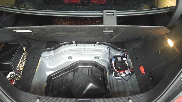 【台北】MERCEDES BENZ賓士 C-Class Sedan C200 W204 2013年 Auxiliary battery輔助小電池 原廠 義大利製FIAMM非凡 AGM 12AH 200A(EN) 更換 德製VARTA華達 AGM YTX14-BS 12AH 200A(EN)