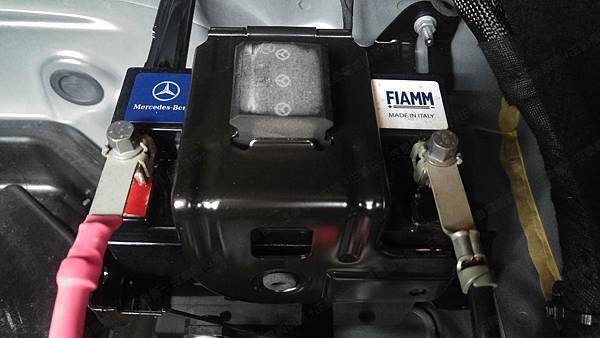 【台北】MERCEDES BENZ賓士 C-Class Sedan C200 W204 2013年 Auxiliary battery輔助小電池 原廠 義大利製FIAMM非凡 AGM 12AH 200A(EN) 更換 德製VARTA華達 AGM YTX14-BS 12AH 200A(EN)