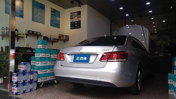 【台北】MERCEDES BENZ賓士 E-Class Sedan E200 Classic W212 2014年 汽車電瓶 原廠 BENZ AGM 80AH 800A(EN) 更換 德國VARTA華達 德國廠 AGM F21 80AH 800A(EN)