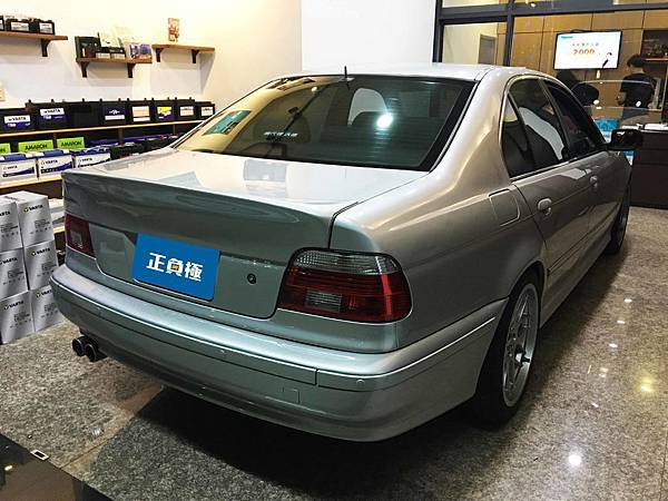 【台北】BMW寶馬 5-Series Sedan 530i E39 2001年 汽車電瓶 原車 BOSCH博世 S5 DIN85 85AH 760A(EN) 更換 德國VARTA華達 德國廠 銀合金 H3 100AH 830A(EN)