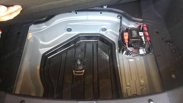 【台北】MERCEDES BENZ賓士 C-Class Sedan C220 CDI 柴油版 W204 2012年 Auxiliary battery輔助小電池 原廠 義大利製FIAMM非凡 AGM 12AH 200A(EN) 更換 日製BOSCH博世 AGM BLA-12 12AH 170A(EN) 有排氣孔設計