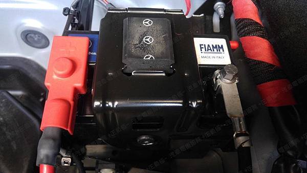 【台北】MERCEDES BENZ賓士 C-Class Sedan C220 CDI 柴油版 W204 2012年 Auxiliary battery輔助小電池 原廠 義大利製FIAMM非凡 AGM 12AH 200A(EN) 更換 日製BOSCH博世 AGM BLA-12 12AH 170A(EN) 有排氣孔設計