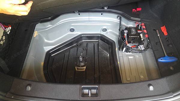 【台北】MERCEDES BENZ賓士 C-Class Sedan C220 CDI 柴油版 W204 2012年 Auxiliary battery輔助小電池 原廠 義大利製FIAMM非凡 AGM 12AH 200A(EN) 更換 日製BOSCH博世 AGM BLA-12 12AH 170A(EN) 有排氣孔設計