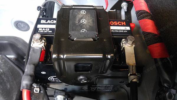 【台北】MERCEDES BENZ賓士 C-Class Sedan C220 CDI 柴油版 W204 2012年 Auxiliary battery輔助小電池 原廠 義大利製FIAMM非凡 AGM 12AH 200A(EN) 更換 日製BOSCH博世 AGM BLA-12 12AH 170A(EN) 有排氣孔設計