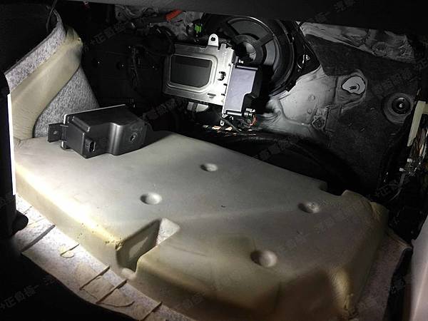 【台北】MERCEDES BENZ賓士 C-Class Sedan C250 W205 2016年 Auxiliary battery輔助電瓶(變壓器、電容器) 更換紀錄