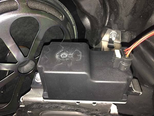 【台北】MERCEDES BENZ賓士 C-Class Sedan C300 W205 2015年 Auxiliary battery輔助電瓶(變壓器、電容器) 更換紀錄 【到府更換】