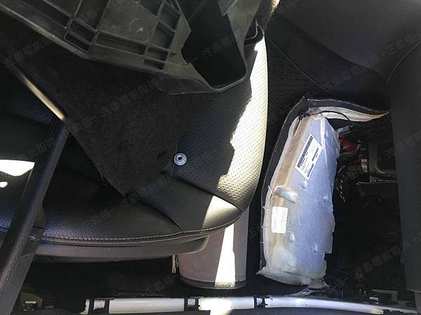 【台北】MERCEDES BENZ賓士 C-Class Sedan C300 W205 2015年 Auxiliary battery輔助電瓶(變壓器、電容器) 更換紀錄 【到府更換】