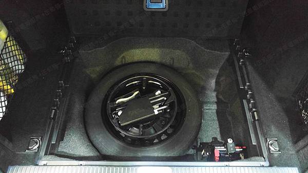 【台北】MERCEDES BENZ賓士 E-Class Estate E220 CDI 柴油版 AMG S212 2013年 Auxiliary battery輔助小電池 原廠 泰製3K BATTERY AGM 12AH 200A(EN) 更換 日製BOSCH博世 AGM BLA-12 12AH 170A(EN) 有排氣孔設計